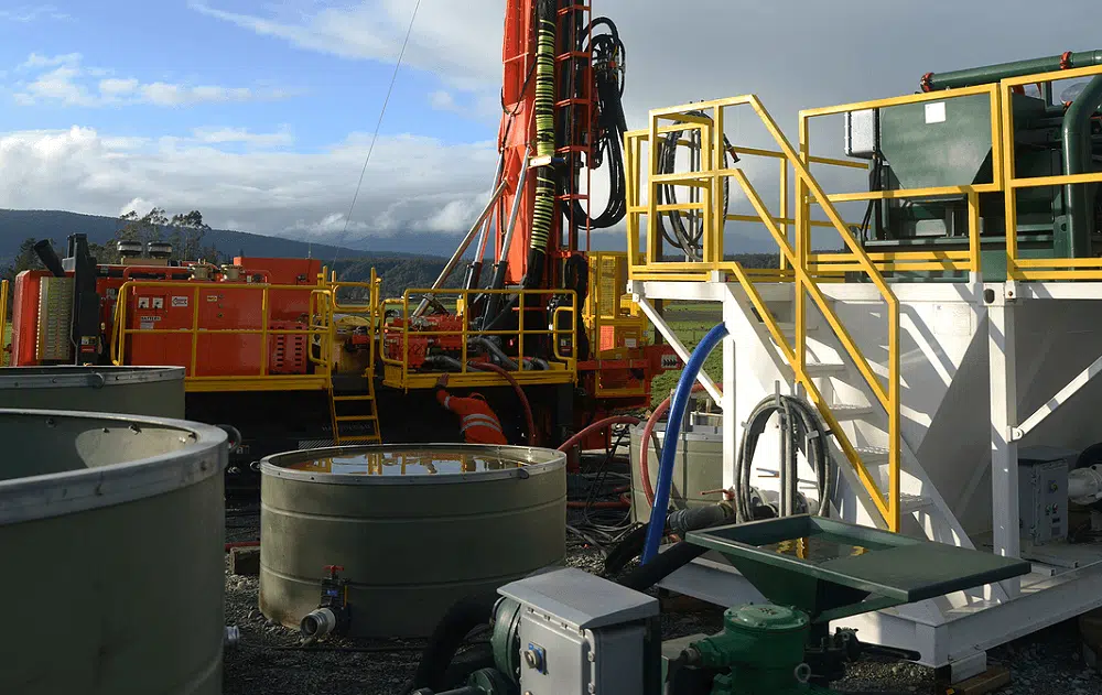 drilling rig with mud tank for oil