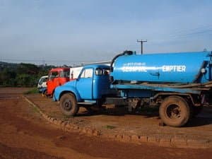 Vacuum tanker truck